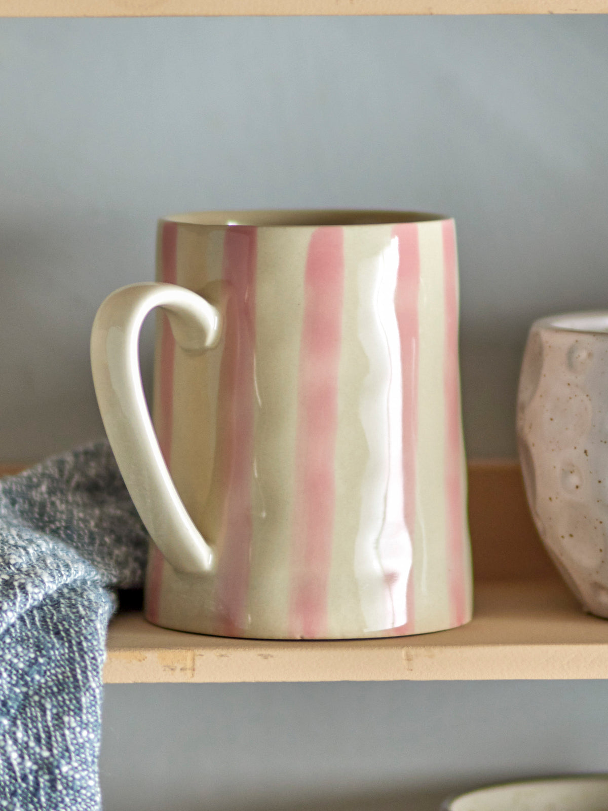 Rosefarbene Stoneware Tasse BEGONIA – edles Küchenaccessoire