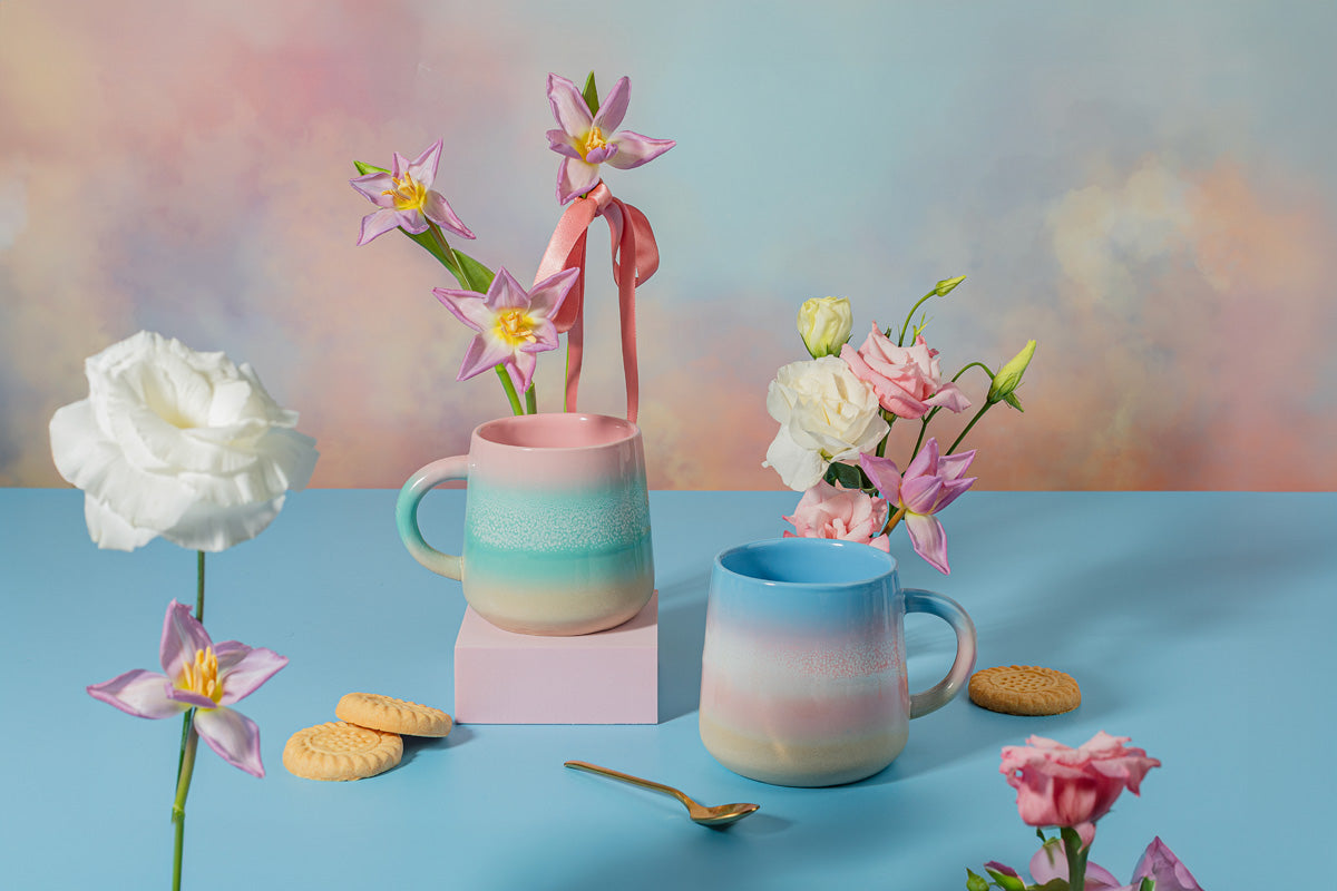   Stilvoller Blue Pink Ombre Mug auf weißem Hintergrund