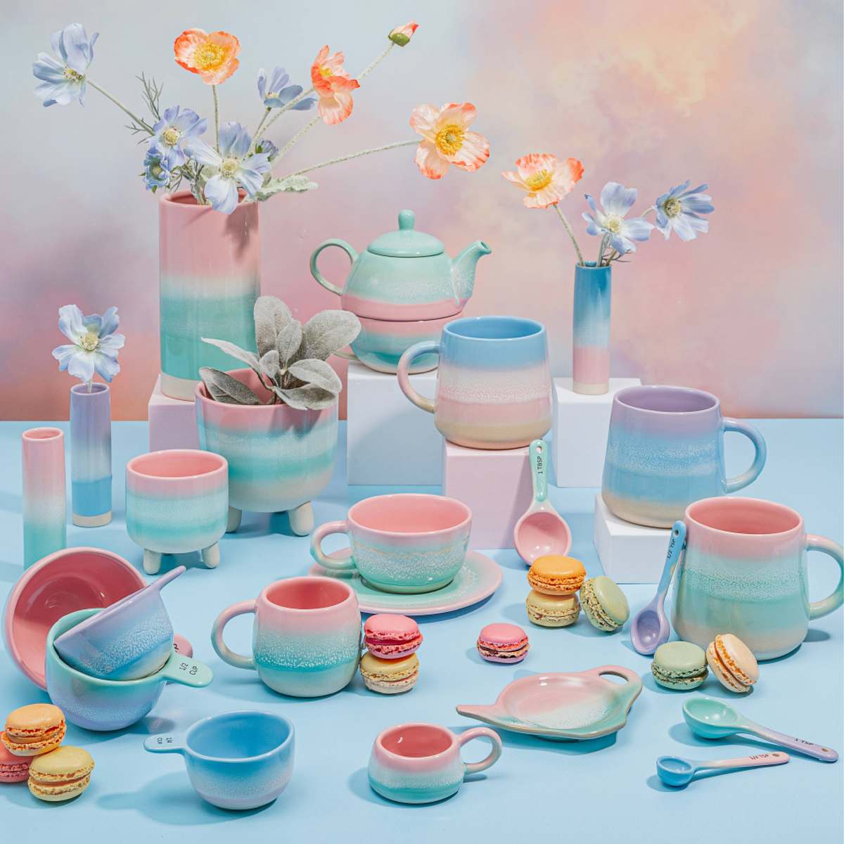  Detailansicht der pastellfarbenen Ombre Vase auf weißem Hintergrund